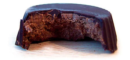 Cupcake au chocolat noir rempli de protéine au chocolat