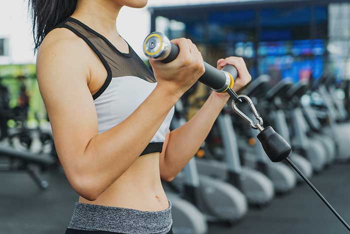 La Fille Fait Des Exercices Avec Un équipement Une Femme Dans La Salle De  Gym Pour Un Entraînement Circulaire Est Engagée Dans Des Boucles De Tpx  Sous La Supervision D'un Entraîneur Une