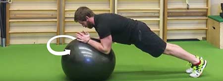 exercice-swiss-ball-rotation-bras
